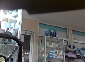 Украинские бляди сосут мужику член в магазине